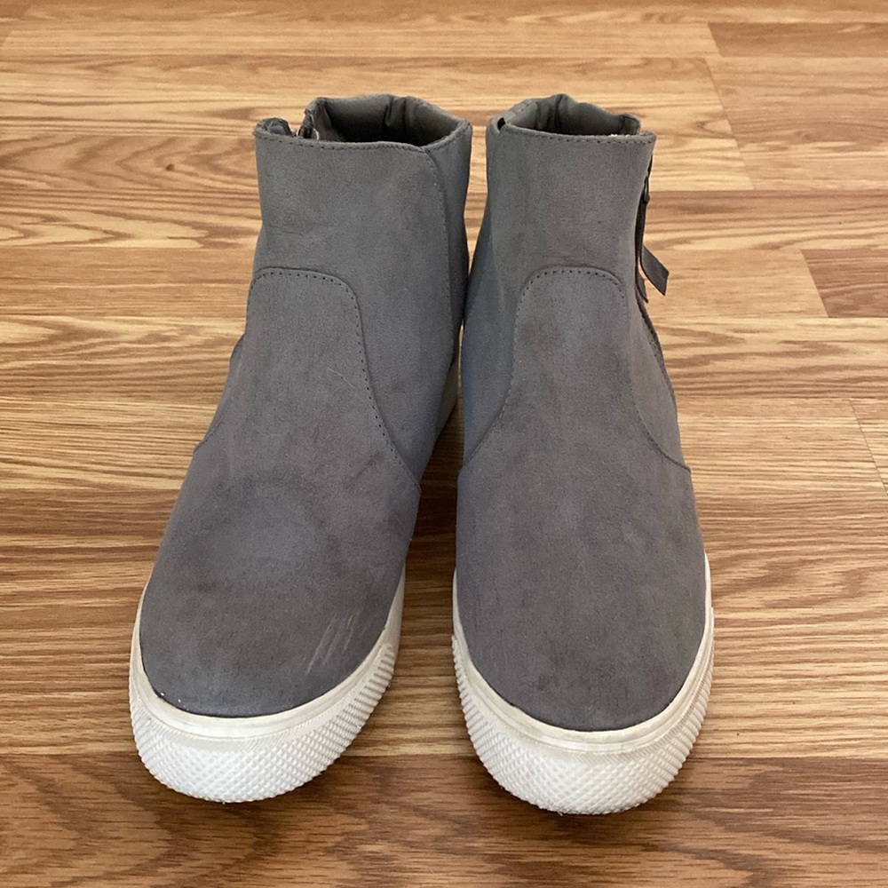 Universal Thread, cute fall booties, size 9, gray suede.
